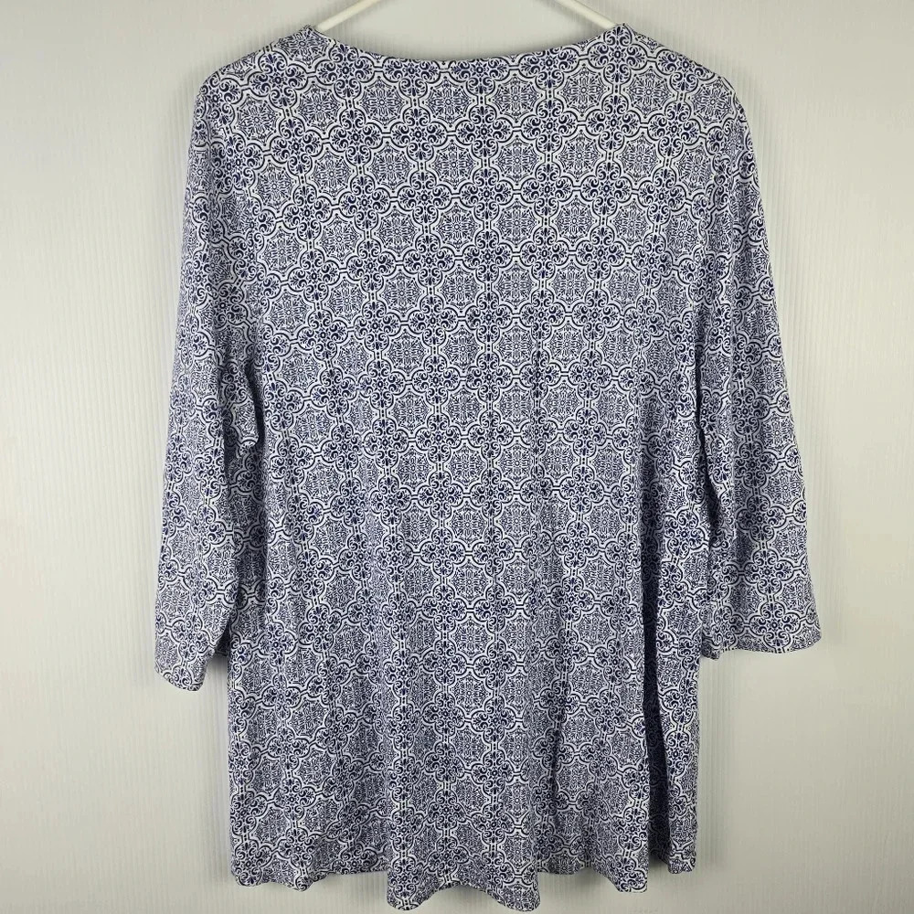 Chico's Medallion Tile 3/4 Sleeve High Low Tee Wirh V Neck Blue and White Size L - Picture 5 of 10
